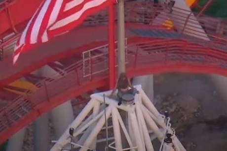 Nguoi dan ong dung tay khong treo len dinh thap cao 91 m o My hinh anh