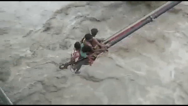 Dung can cau giai cuu cong nhan khoi dong nuoc lu hinh anh