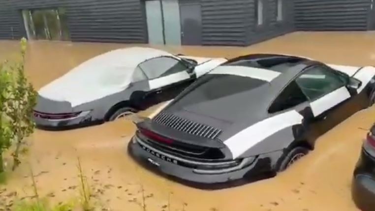 Dan xe Porsche bi ngam trong nuoc lu tai Duc hinh anh