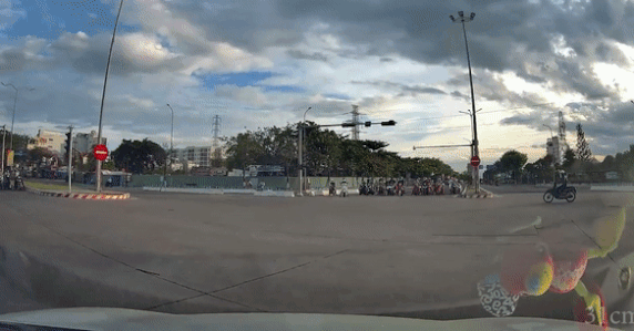 Hai xe may vuot den do dam vao nhau o giao lo hinh anh