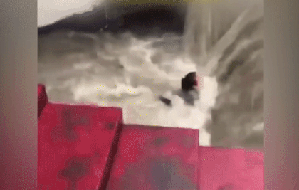 Nguoi phu nu Trung Quoc duoc cuu khoi dong nuoc lu hinh anh