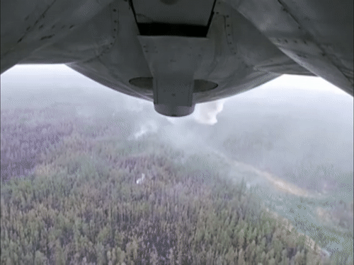 Canh may bay quan su Nga trut nuoc xuong cac dam chay rung hinh anh