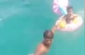 Giai cuu be gai mac ket giua bien o Tunisia hinh anh