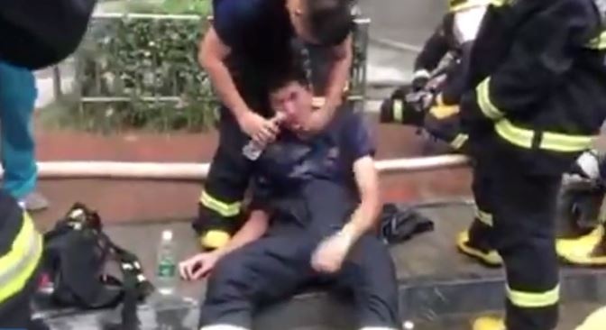 Linh cuu hoa Trung Quoc kiet suc vi giup dan hinh anh