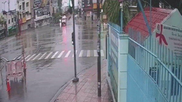 Oto vuot den do dam vang xe cap cuu o TP.HCM hinh anh