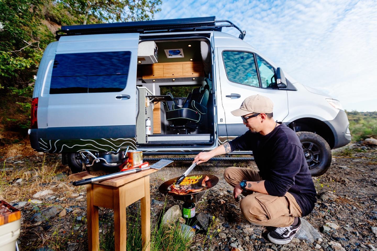 Mercedes-Benz Sprinter duoc do thanh nha di dong hinh anh