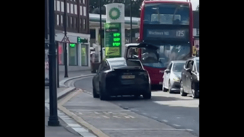 Tai xe quen dong cua xe khien Tesla Model X va cham voi xe buyt hinh anh