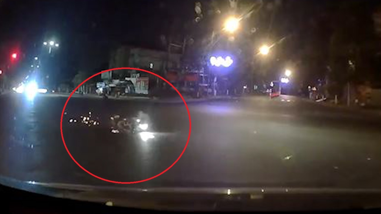 Xe may truot nga toe lua ngay truoc dau oto hinh anh