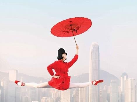 Hong Kong: Vu cong ballet 'bay' giua khong trung quang ba du lich hinh anh