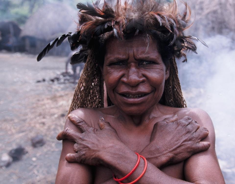 Hu tuc cat ngon tay man ro cua bo toc Dani o Indonesia hinh anh