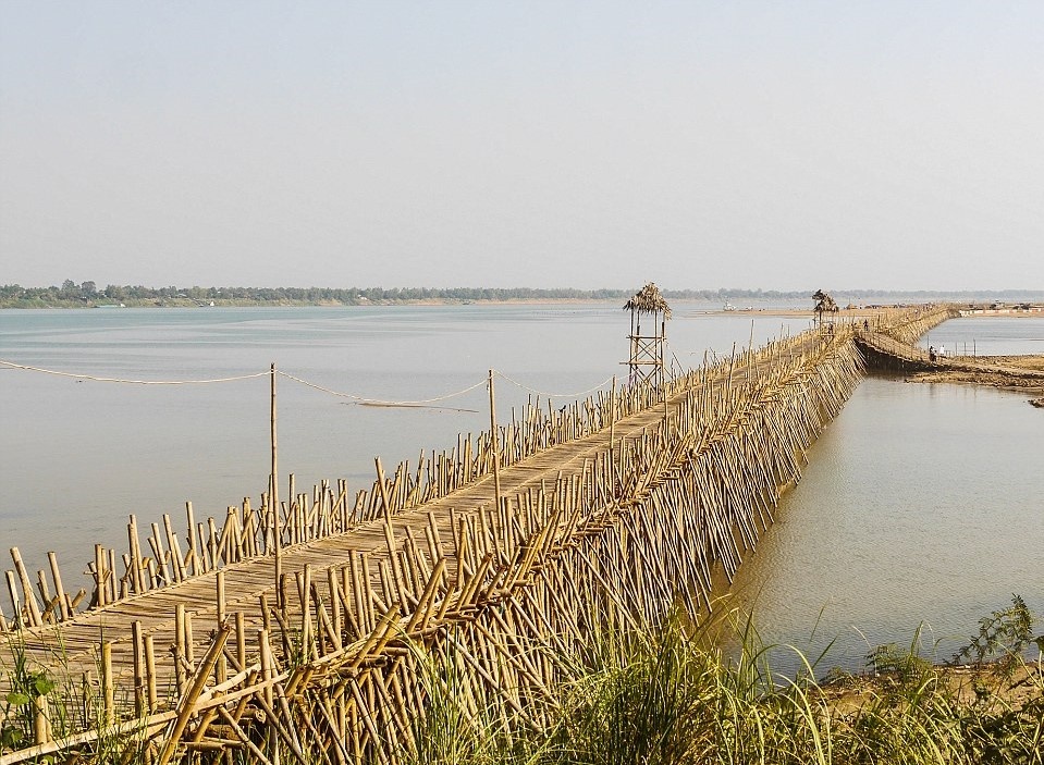 Cay cau lam tu 50.000 khuc tre o Campuchia hinh anh