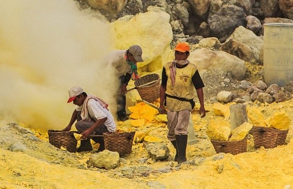 Mao hiem mang song ngam nui lua co mo luu huynh lon o Indonesia hinh anh