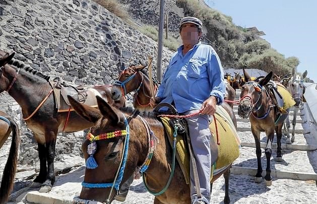 Du khach nang tren 100 kg khong duoc phep cuoi lua khi du lich Hy Lap hinh anh