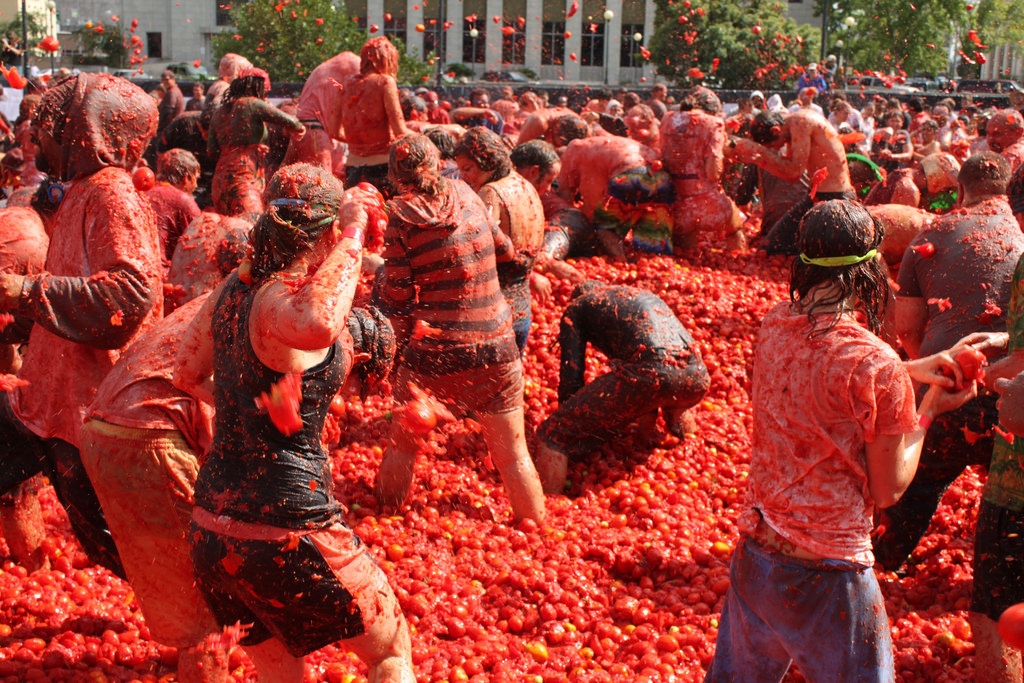 Nguoi dan Tay Ban Nha hao hung tham gia le hoi ca chua La Tomatina hinh anh