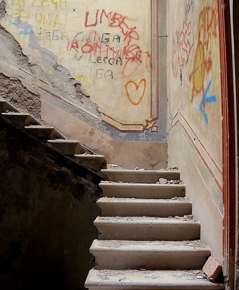 Biet thu ma am anh 6