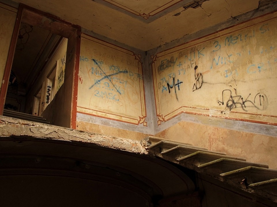 Biet thu ma am anh 7