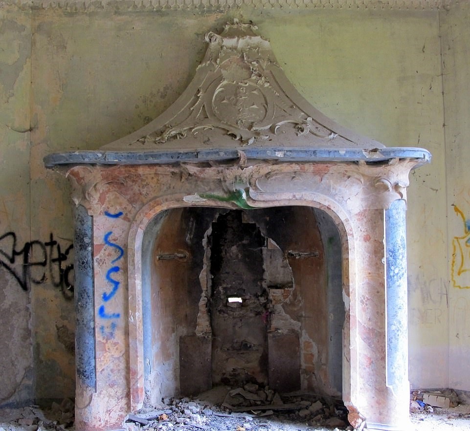 Biet thu ma am anh 8