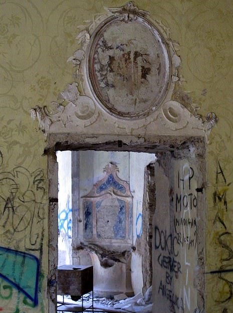 Biet thu ma am anh 9