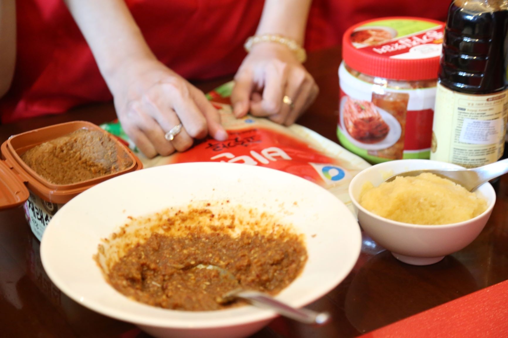 Dau bep noi tieng Han Quoc bat mi cong thuc mon ngon voi tuong dau hu hinh anh