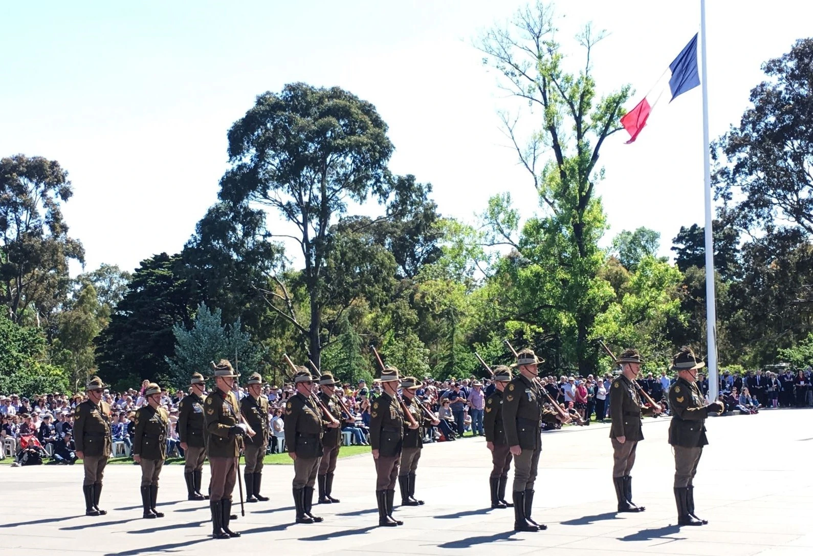Dai tuong niem o Melbourne anh 10