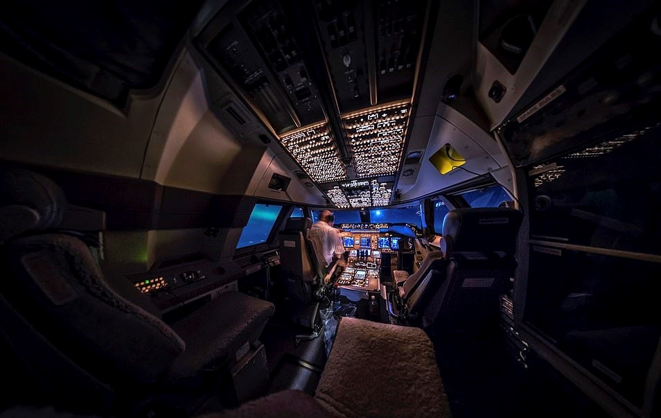 Bau troi dem tu buong lai may bay anh 9