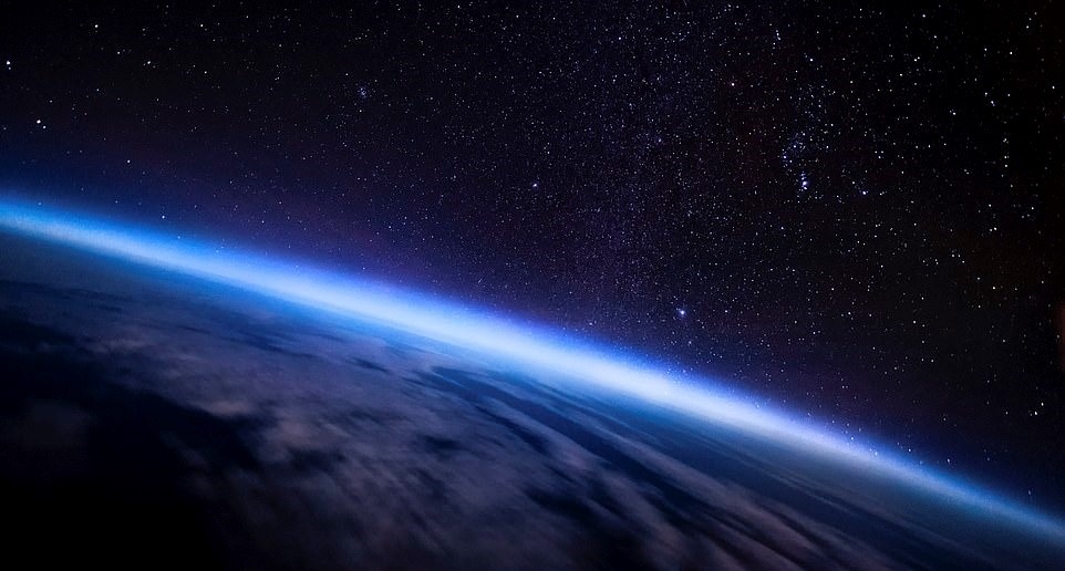 Bau troi dem tu buong lai may bay anh 2