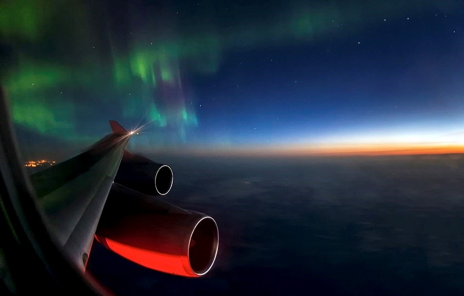 Bau troi dem tu buong lai may bay anh 3