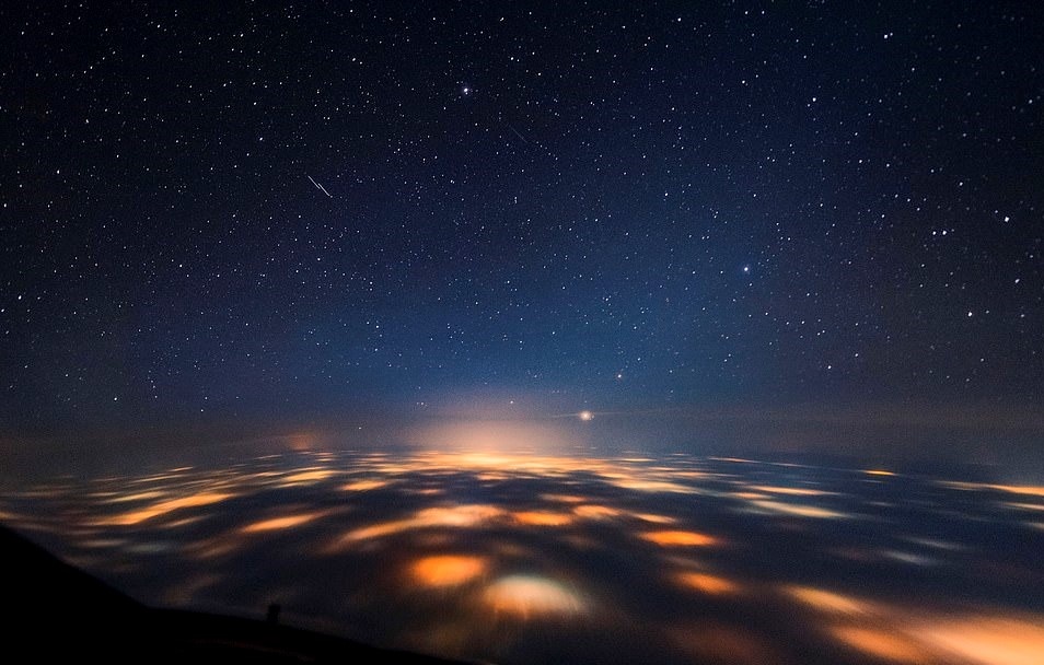 Bau troi dem tu buong lai may bay anh 5