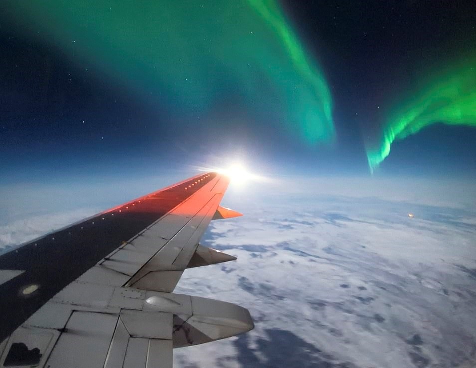 Bau troi dem tu buong lai may bay anh 6