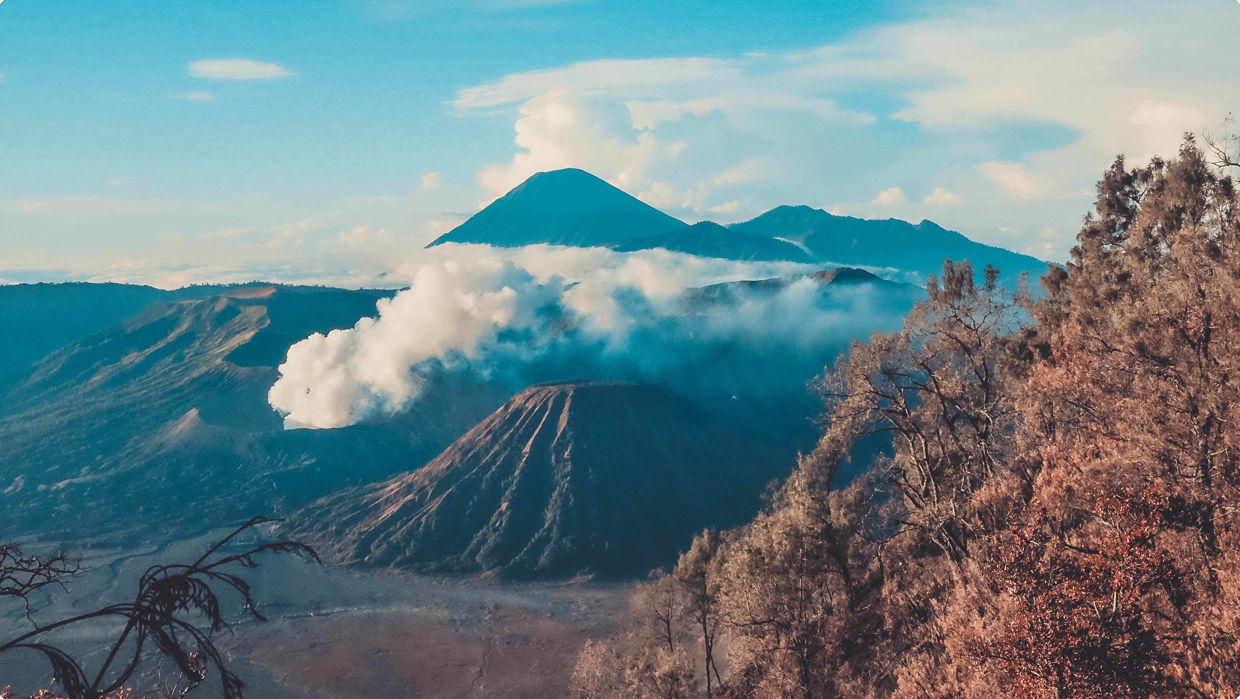 Den Indonesia, cham chan toi mieng nui lua Bromo hinh anh