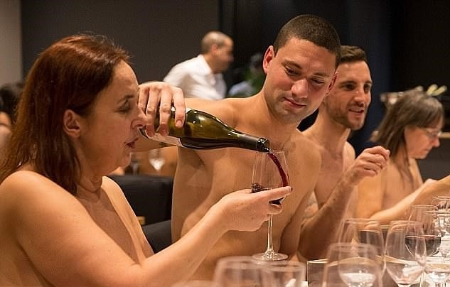 Nha hang khoa than dau tien o Paris dong cua vi vang khach hinh anh