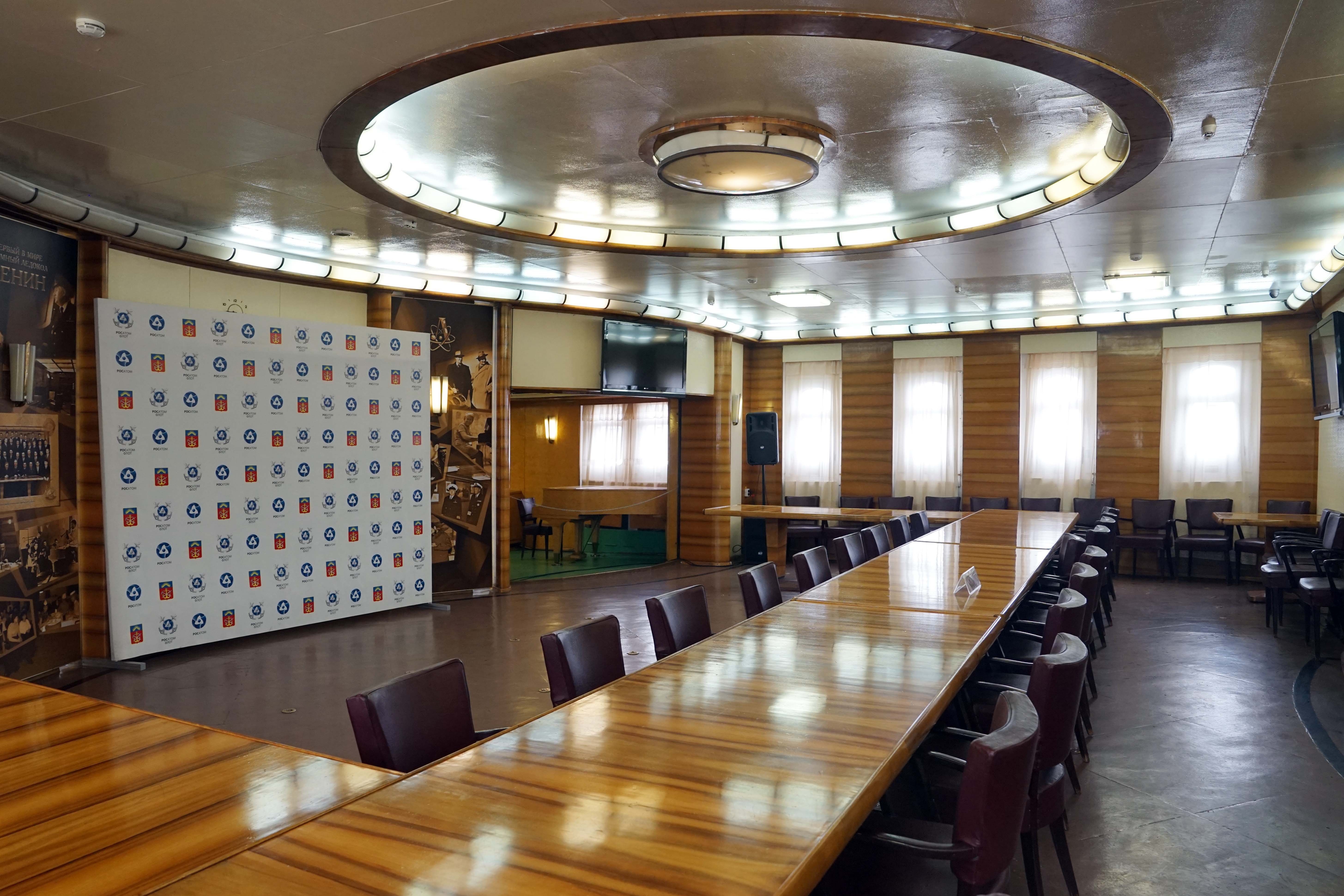 Tau pha bang nguyen tu Lenin anh 2