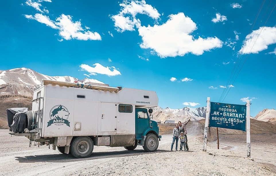 Gia dinh 3 nguoi di vong quanh the gioi suot 2 nam bang xe tai hinh anh