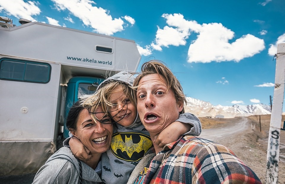 Du lich quanh the gioi bang xe tai anh 2