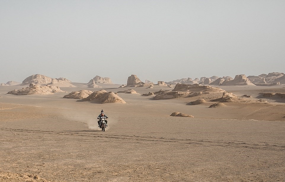 Du lich quanh the gioi bang xe tai anh 8