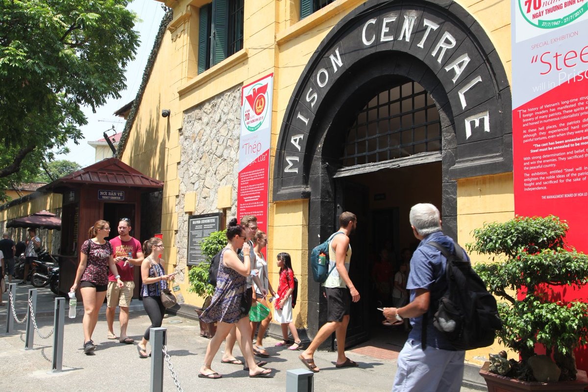 Khách du lịch tại Hà Nội ảnh 2 Khach du lich tai Ha Noi anh 2