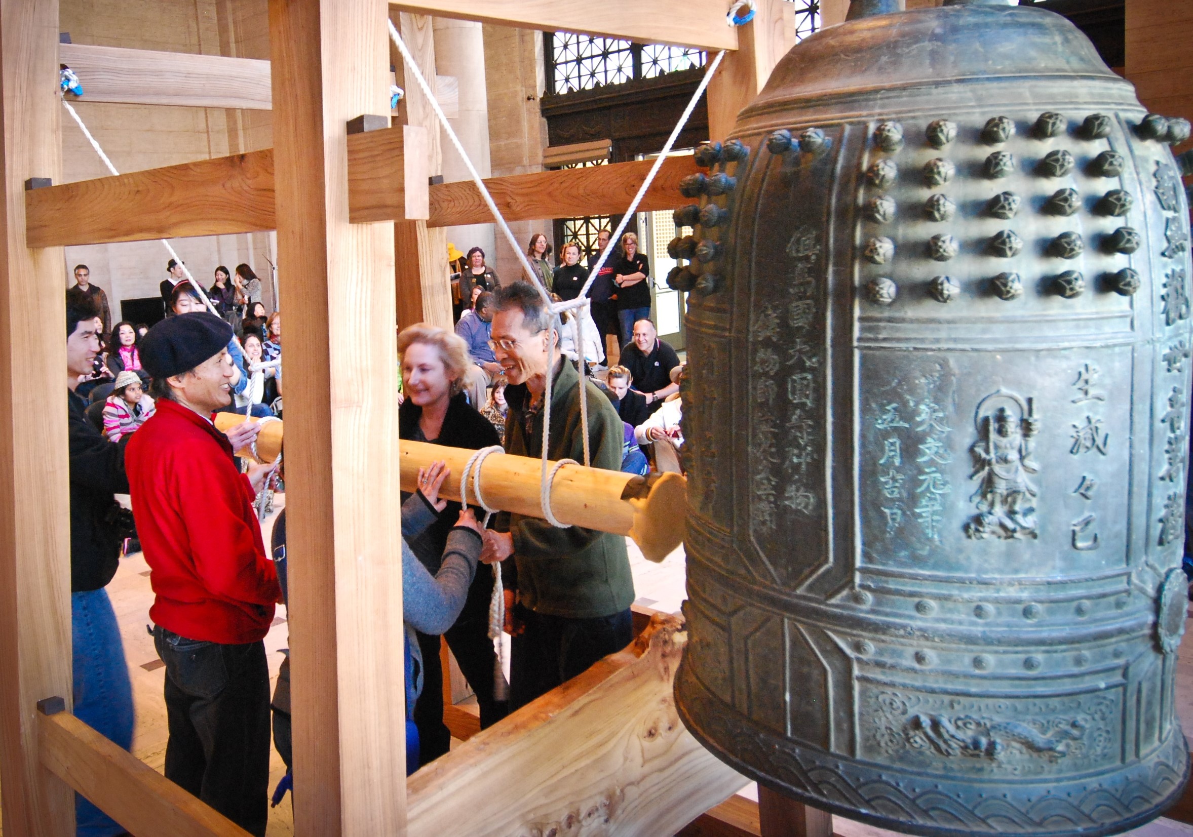 Tuc le quai dan dem giao thua anh 8