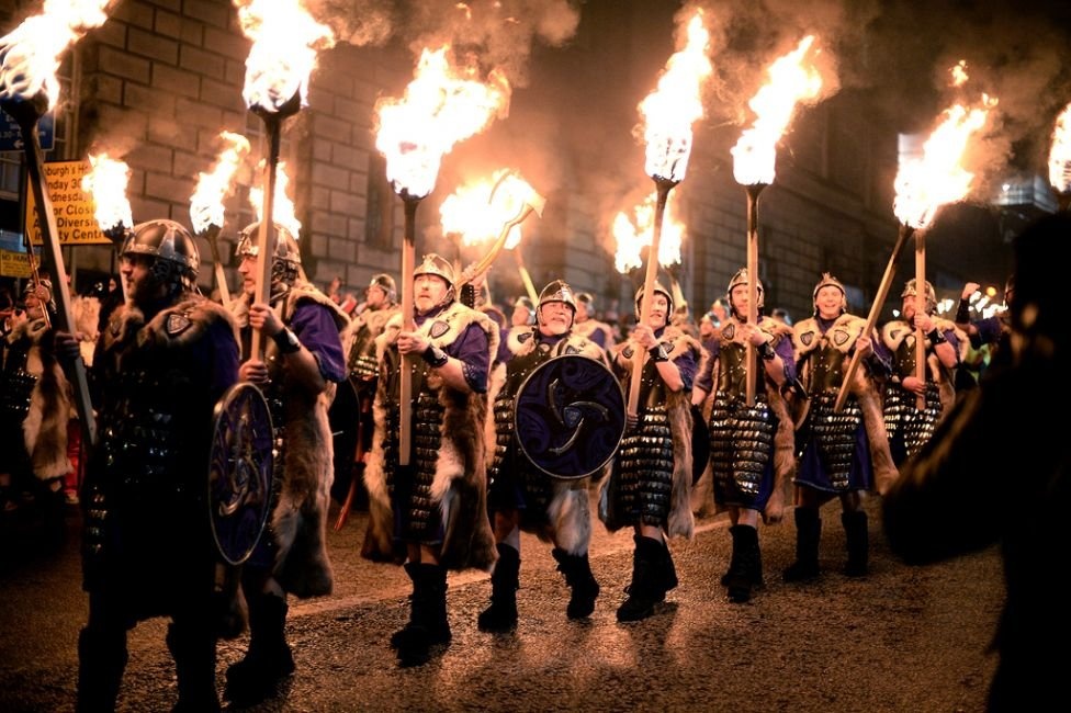 Tuc le quai dan dem giao thua anh 7