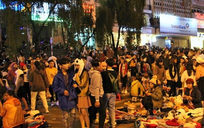 Sa Pa, Tam Dao ket cung du khach, Da Lat ngap rac dip dau nam moi hinh anh