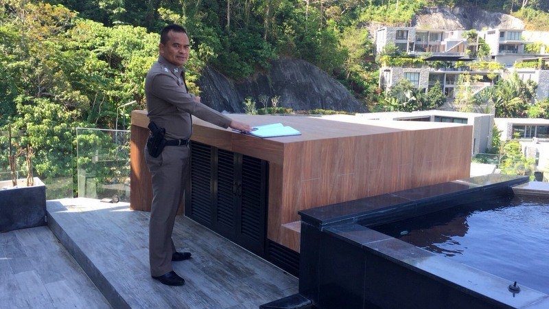 Khach nhi Trung Quoc tu vong khi roi tu lan can be boi san thuong hinh anh