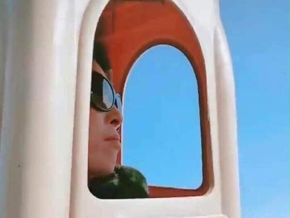 Khi ghe nhua va dien thoai la cong cu check-in du lich sang chanh hinh anh