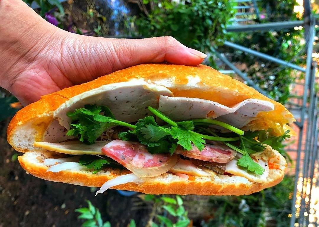 Phong vien CNN, Reuters hao hung thuong thuc banh mi, cha ca Ha Noi hinh anh