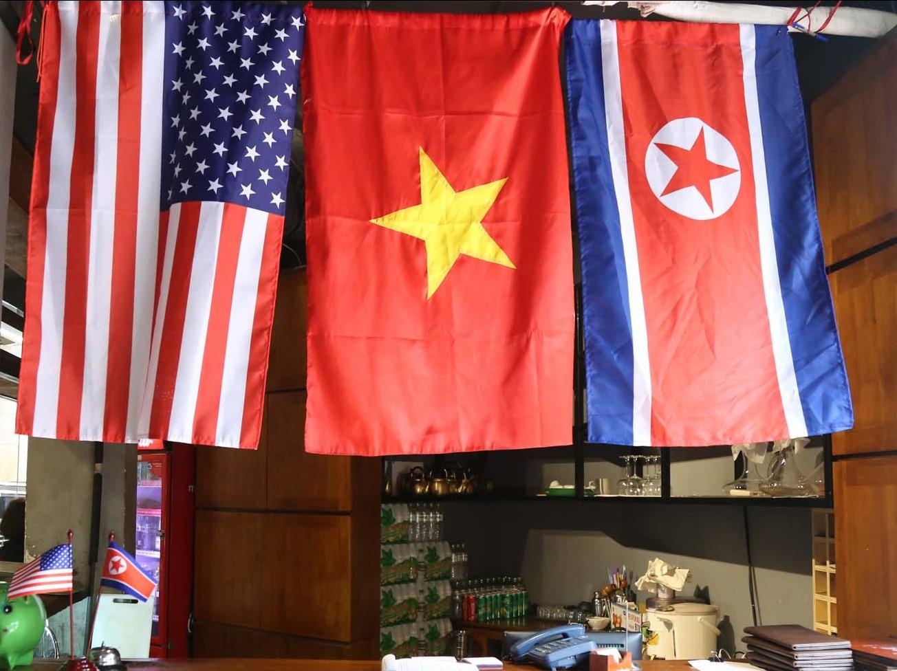 Nha hang o Ha Noi treo co My, Trieu, 'an theo' thuong dinh Trump - Kim hinh anh