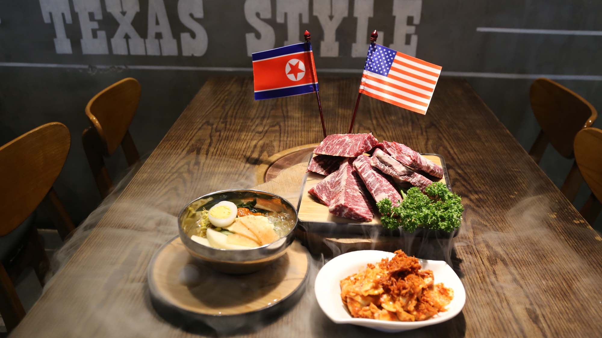 Nhà hàng treo cờ Mỹ - Triều ở Hà Nội ảnh 4 Nha hang treo co My - Trieu o Ha Noi anh 4