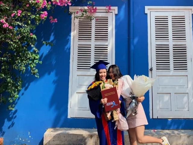 Gioi tre ru nhau 'song ao' ben buc tuong noi tieng o Binh Duong hinh anh