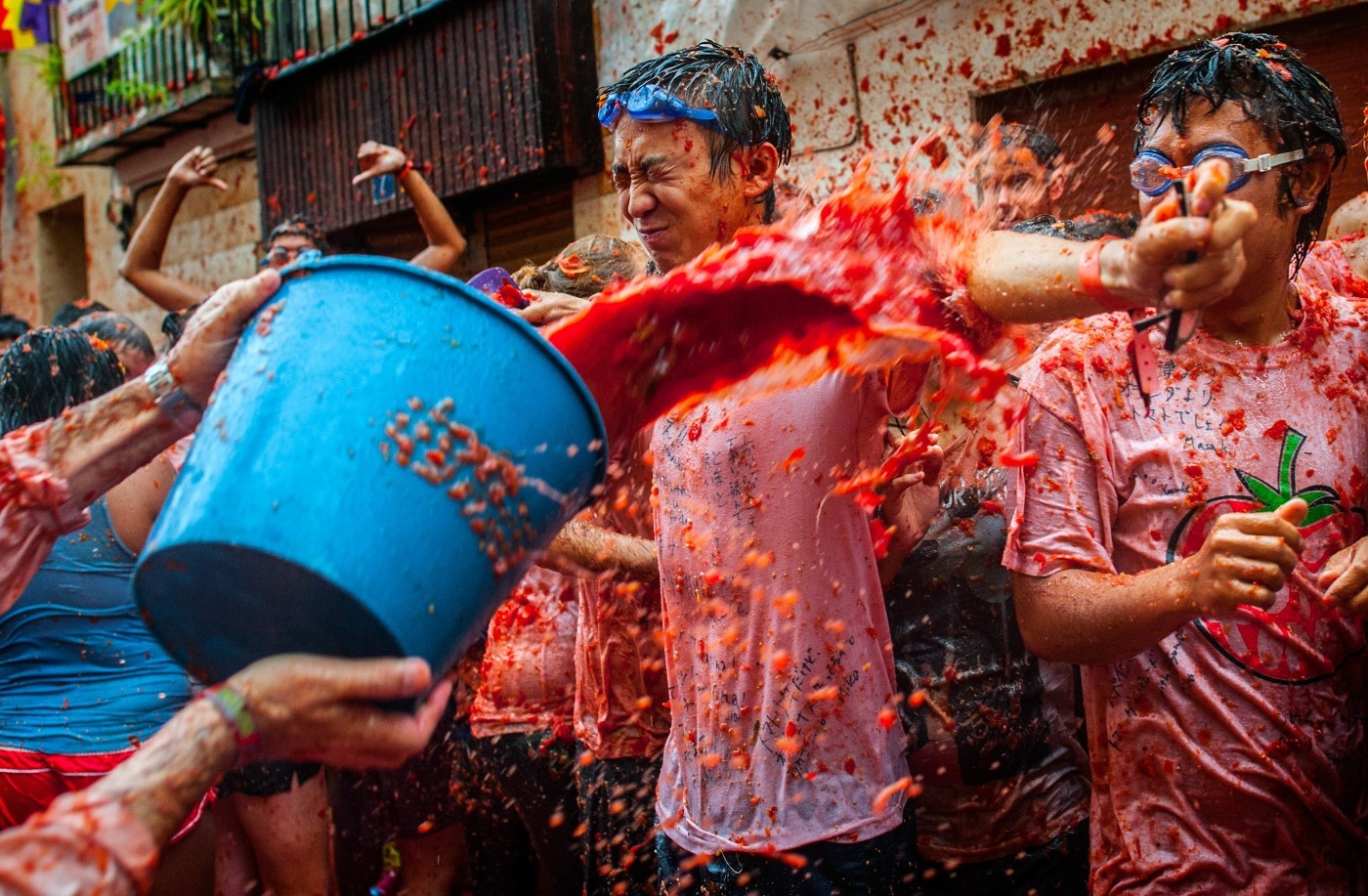 Nem ca chua, banh kem va nhung 'cuoc chien' do an noi tieng the gioi hinh anh