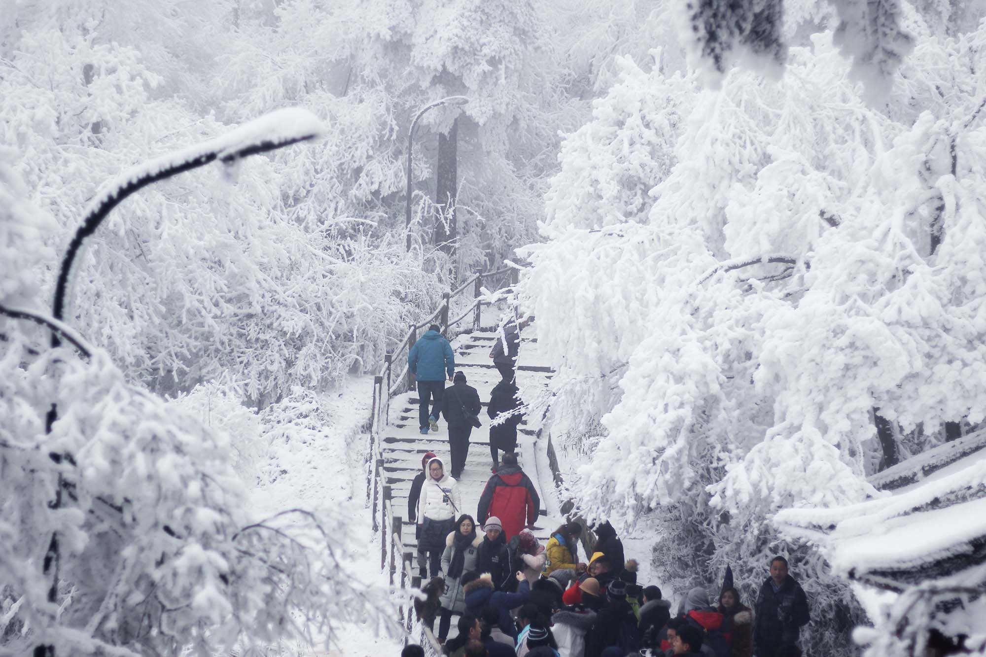 Nui Nga Mi ngap tuyet trang - diem du lich hut khach o Trung Quoc hinh anh