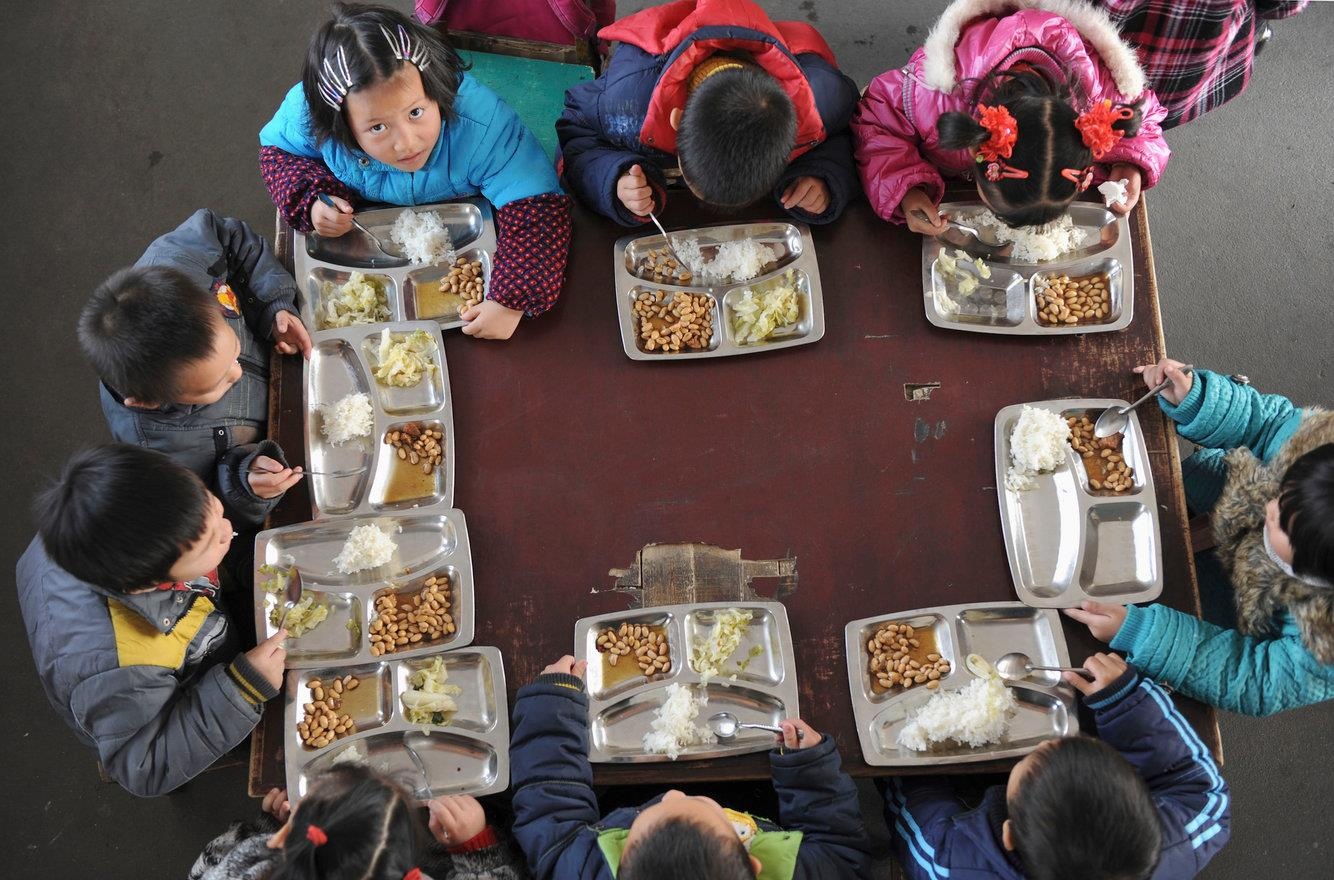 Bua an truong hoc anh 4