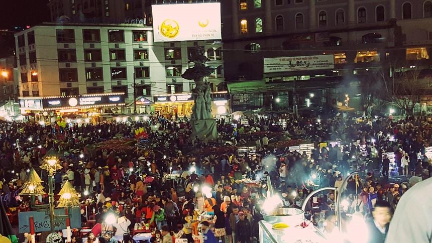 Thanh pho xuong cap boi khach du lich anh 1