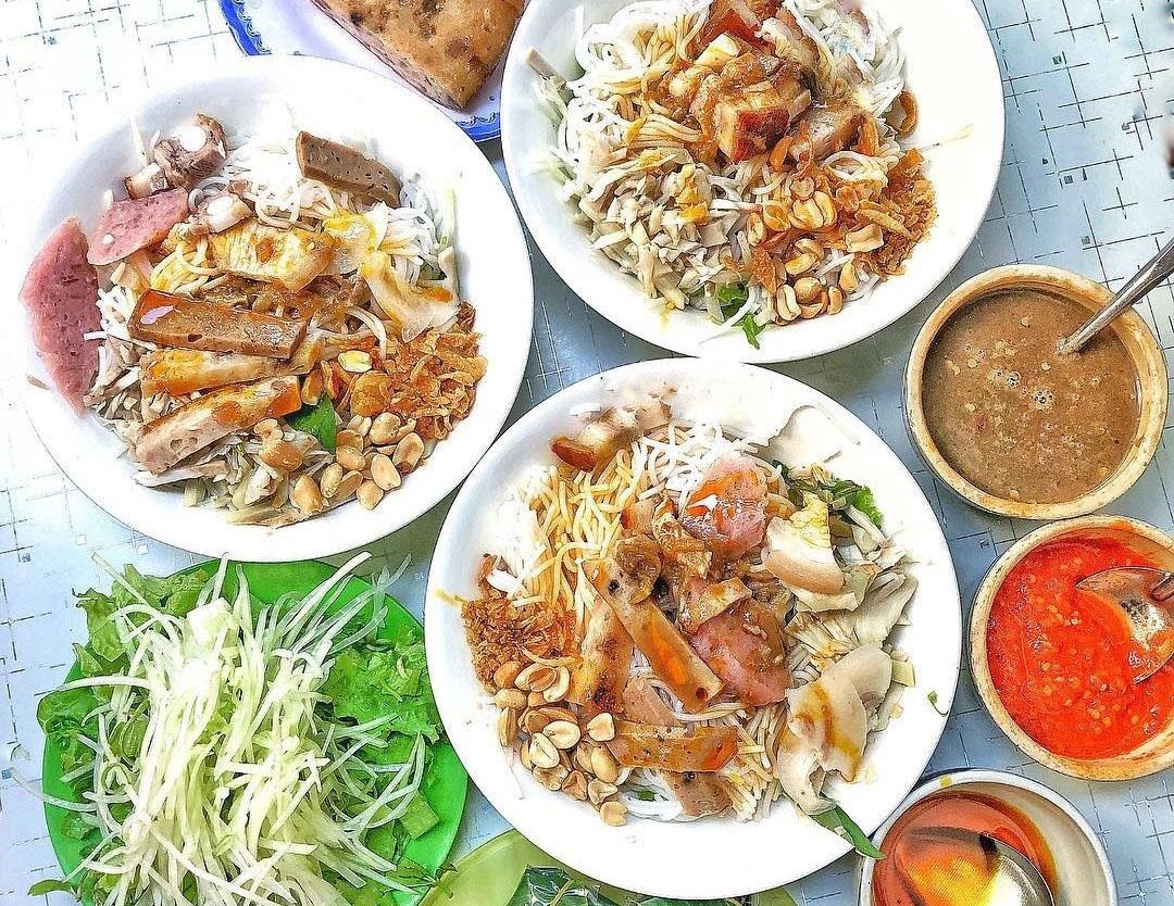 Banh cuon tom chua, bun mam va 7 mon Hue duoc long du khach hinh anh